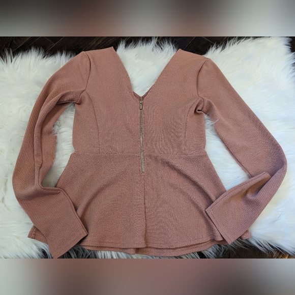 Light pink dynamite top - Picture 2 of 2